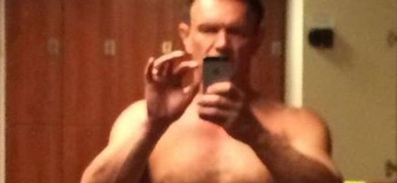 50-letni Pazura chwali się ciałem. Ma powody do dumy?