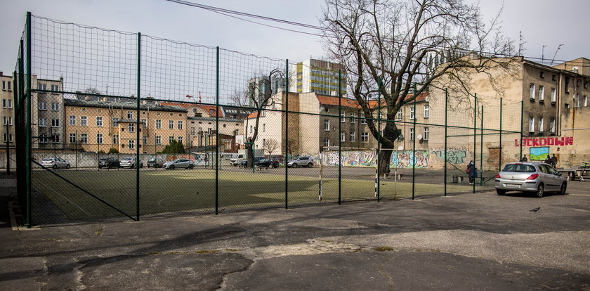 Zrobią parking na boisku?!