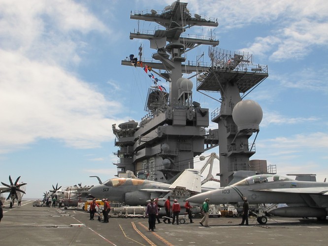 Lotniskowiec USS Nimitz płynie w kierunku Syrii