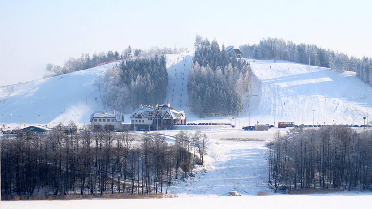 Sezon narciarski na Suwalszczyźnie ciągle nie może się rozpocząć z powodu braku śniegu i dodatnich temperatur. Właściciele ośrodków narciarskich boją się, że zanotują stratę w tym roku.