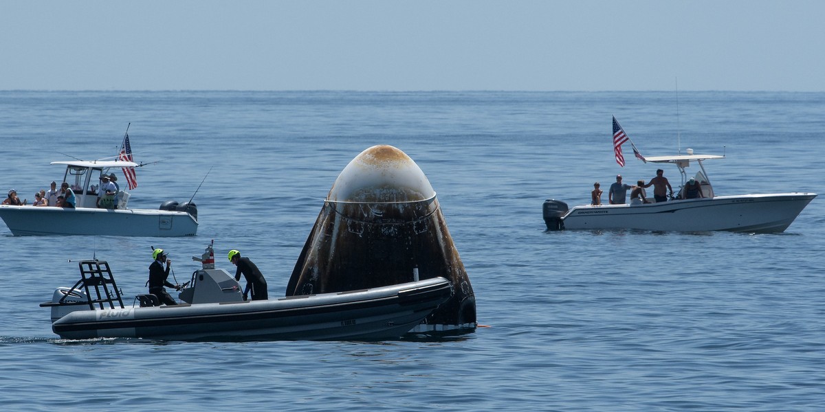 "Wielu właścicieli łódek zignorowało komunikaty straży wybrzeża i naraziło siebie oraz osoby zaangażowane w operację (wydobycia astronautów) na niebezpieczeństwo" – oświadczyła amerykańska straż wybrzeża.