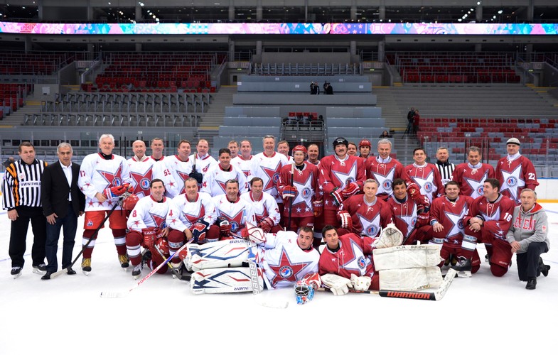 Władimir Putin i Aleksander Łukaszenka jak gwiazdy hokeja