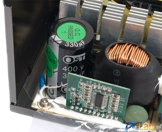 W modelu EP-500AP zamontowano kondensator główny firmy Taiwan Ostor Corporation (330 uF, 400 V). W słabszym EP-400AP wykorzystano kondensator firmy Luxon Electronics (270 uF, 400 V)