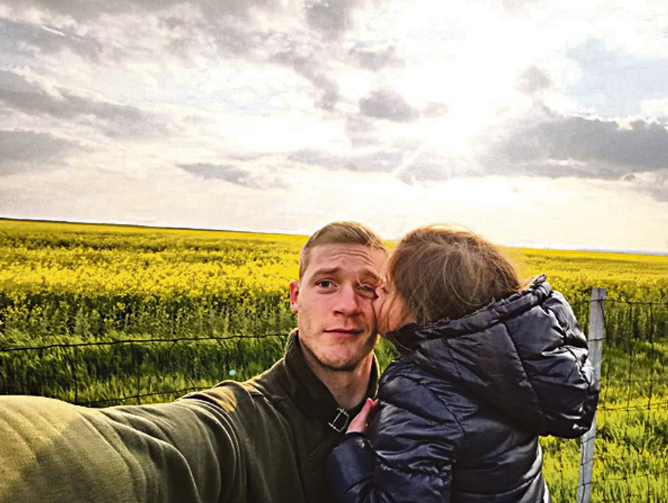 - Promovišem ljubav u svakom smislu. Prema detetu, prema prijatelju, devojci - kaže Aleksandar