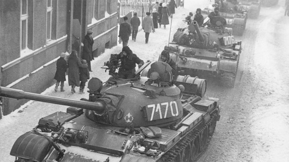 Czołgi T-55A na ulicach Zbąszynia podczas stanu wojennego