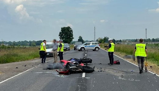 Dwa motocykle wbiły się w ciężarówkę. Dramat koło Puław