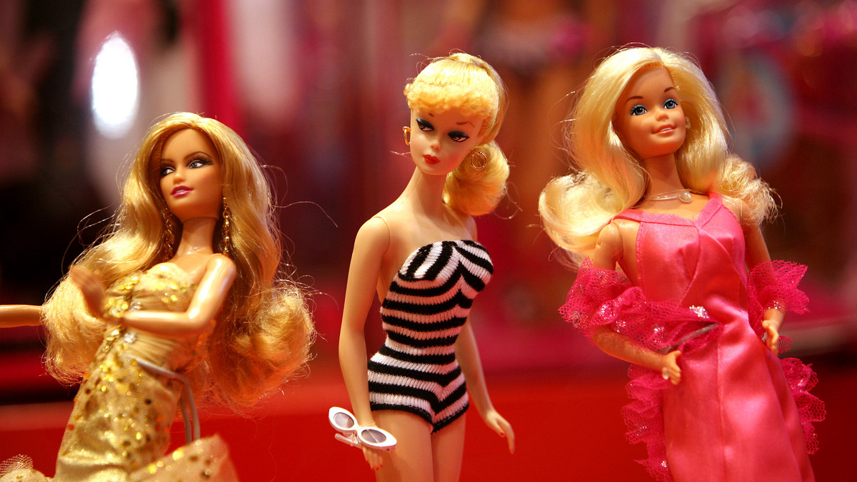 Naukowcy udowodnili, że gdyby Barbie była żywą kobietą nie mogłaby ani chodzić, ani unosić głowy. Nie mogłaby też podnieść torby z zakupami.