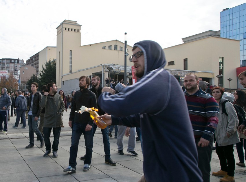 Demonstrant spreman da baci "molotovljev koktel"