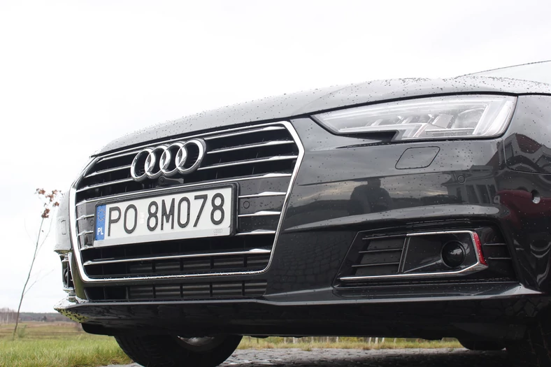 Audi A4 B9 z widoczną kamerą z przodu