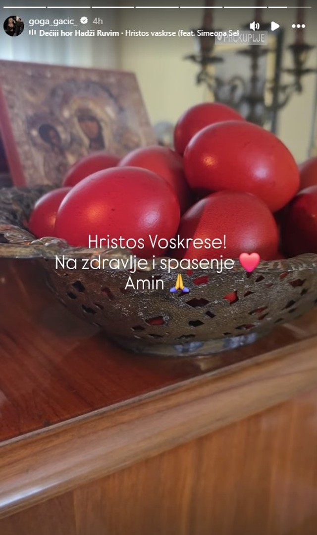 Gačićka je ofarbala jaja samo u crvenu boju, dok su se za stolom našle samo još upaljene sveće i ikone. (Foto: Instagram/goga_gacic_)