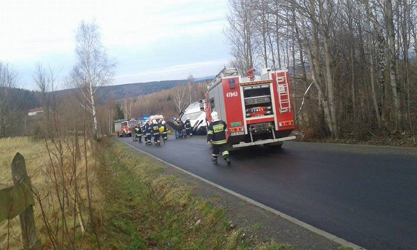 Autobus z dziećmi wpadł do rowu