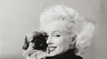 Marilyn Monroe wydawała się mieć absolutnie wszystko: urodę, sławę, pieniądze, powodzenie i uwielbienie mężczyzn na całym świecie. A mimo to aktorka przez lata walczyła z uzależnieniem i bezsennością. W 1962 r. kariera MM została przerwana. Śmierć aktorki nadal nie została ostatecznie wyjaśniona, przyjęta wersja mówi, że Marilyn zmarła na skutek przedawkowania środków nasennych lub innych substancji farmakologicznych. 