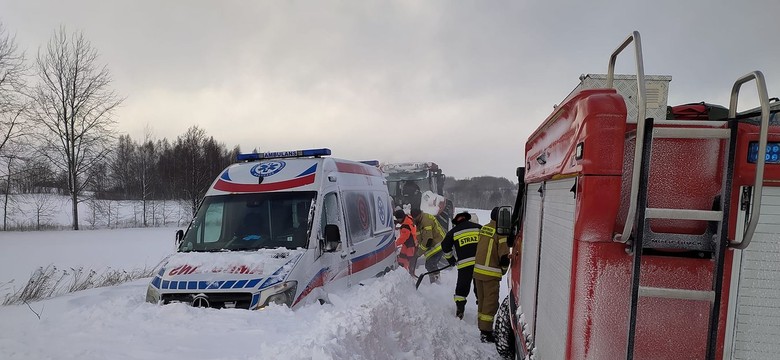 Karetka utknęła w zaspie. Interweniowała straż pożarna