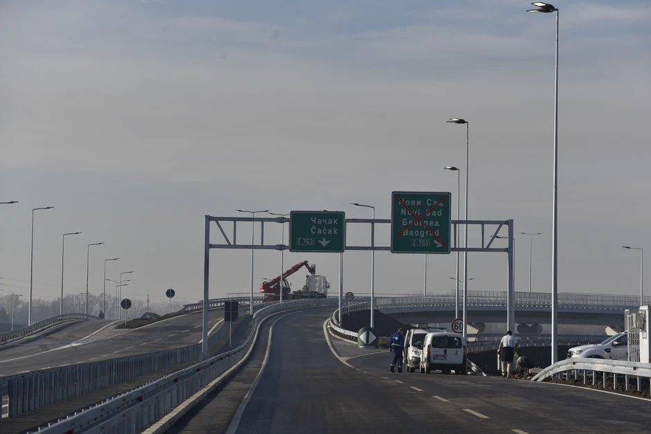 U slučaju saobraćajke na nekom autoputu, javlja se problem čija ekipa Hitne pomoći treba da dođe do mesta nesreće