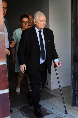 Prezes PiS Jarosław Kaczyński opuszcza Wojskowy Instytut Medyczny