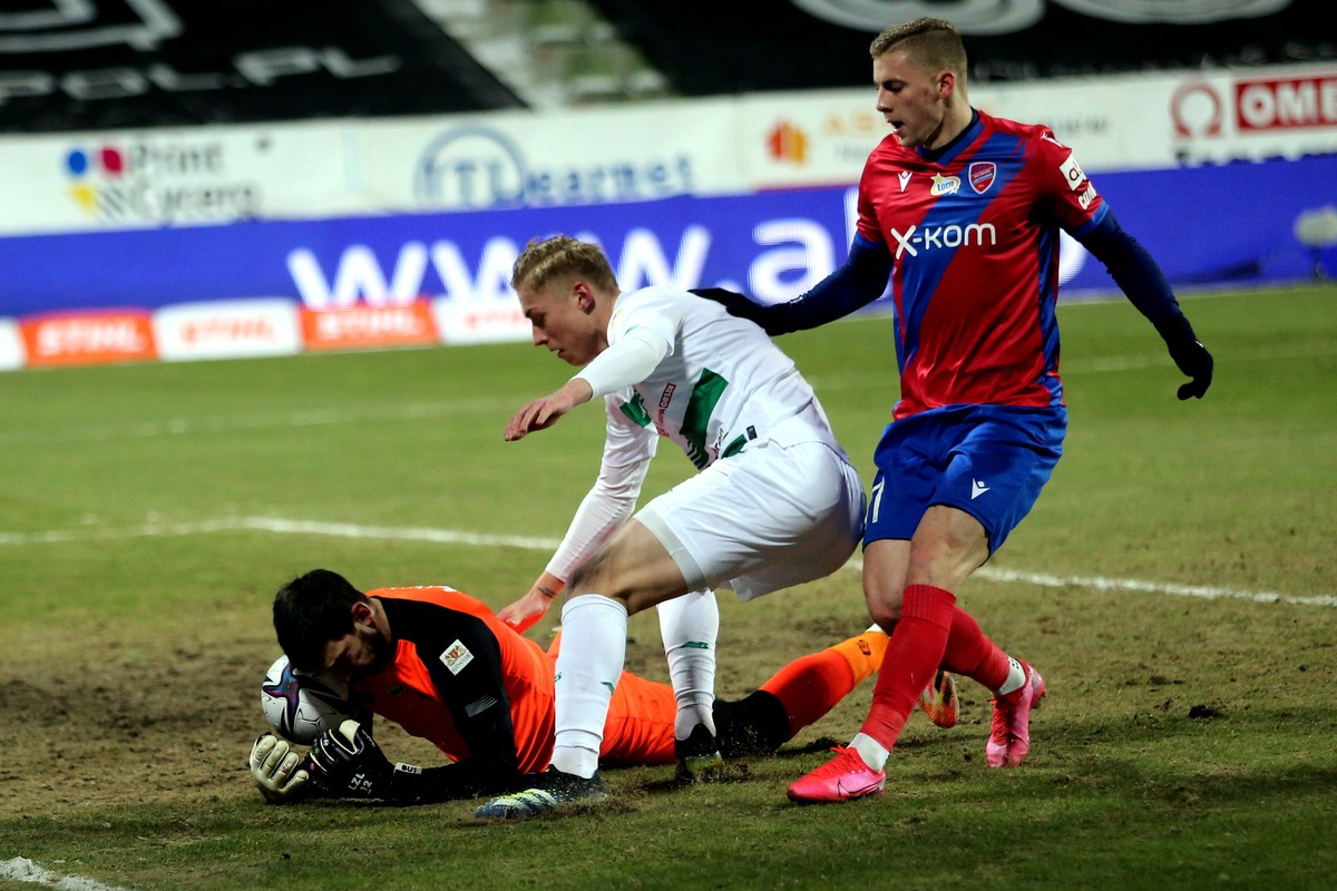 Piłkarz drużyny Raków Częstochowa Vladislavs Gutkovskis (P) oraz bramkarz Dusan Kuciak (L) i Kristers Tobers (C) z zespołu Lechia Gdańsk podczas meczu Ekstraklasy