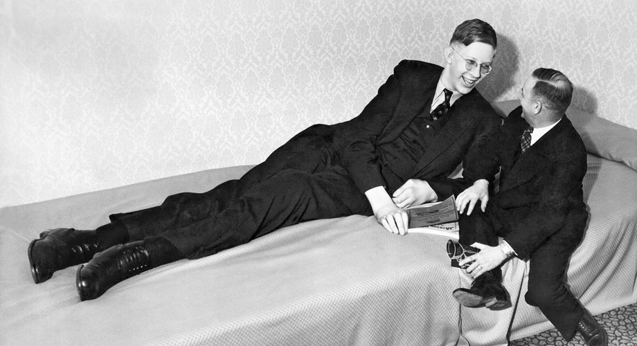 Robert Wadlow — olbrzym o łagodnym sercu. Swój wzrost wykorzystywał do podrywania dziewczyn