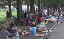 W nocy śpią na ulicach, w dzień szukają pracy. 400 bezdomnych imigrantów we włoskim Saluzzo [WIDEO]