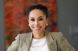 Omenaa Mensah jest żoną miliardera. Mało kto wie, kto był jej pierwszym mężem