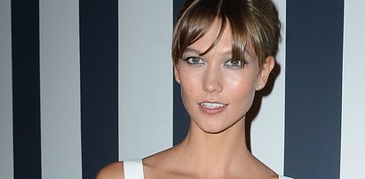 Biust Karlie Kloss w skąpym topie