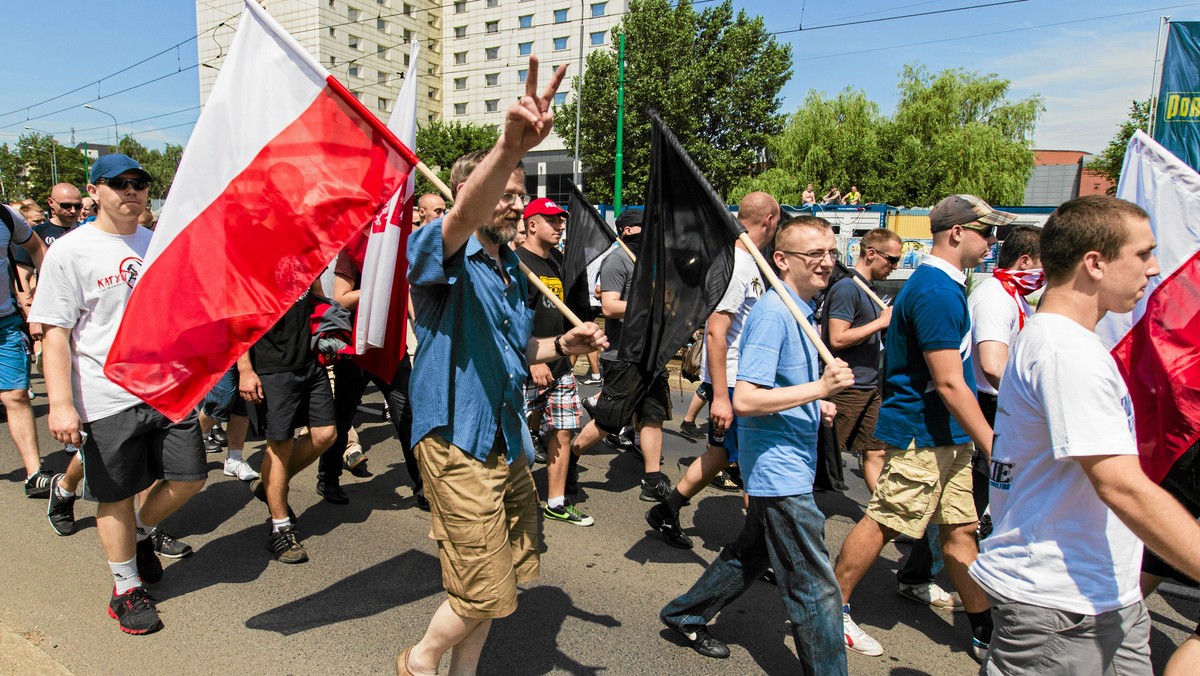 Koalicja rządowa PO-PSL jest coraz bliżej skończenia prac nad ustawą o zgromadzeniach. Posłowie koalicji właśnie zaostrzyli kształt projektu ustawy, który trafił do nich z Senatu. Organizacje broniące praw człowieka alarmują i krytykują działania polityków - czytamy w "Rzeczpospolitej".