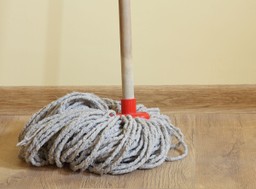 nie używaj octu do podłóg. zamiast tego wsyp łyżeczkę do wiadra z wodą