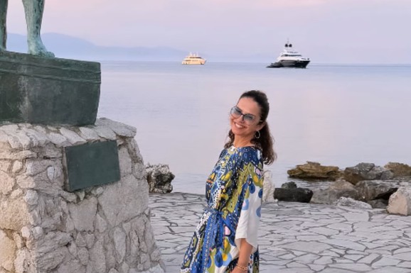 NATAŠA NINKOVIĆ UŽIVA U RAJU Glumica pozira na egzotičnoj destinaciji, a zbog njenog stajlinga mreže "gore": "Prava dama" (FOTO)
