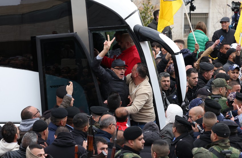 Neki su mahali rukama u znak pobede