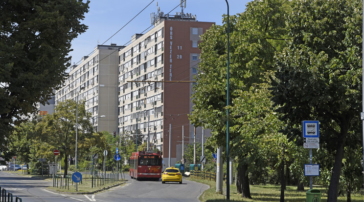 Ellepték a rendőrök és a mentők azt a társasházat, aminek hatodik emeletéről levetette magát egy idős férfi csütörtökön/ Illusztráció: MTVA/ Róka László