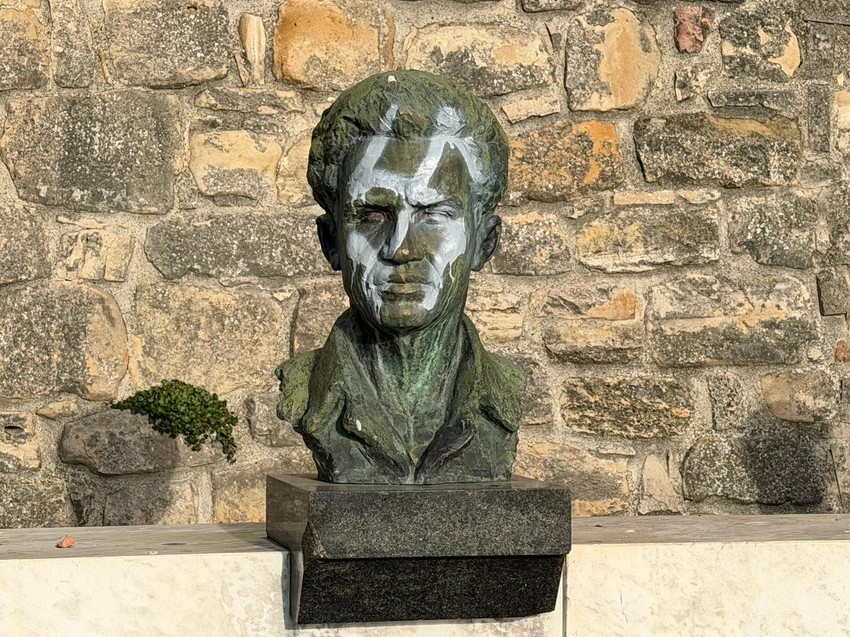 Kukasti krstovi na spomenicima narodnih heroja na Kalemegdanu