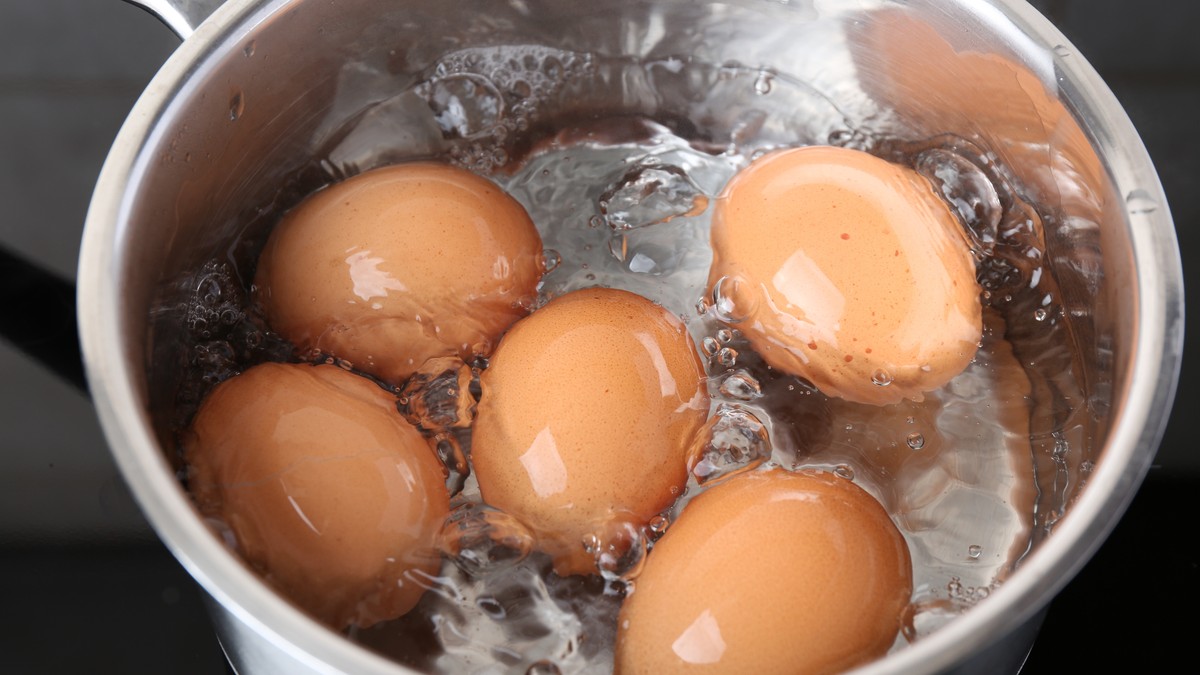 Kako da nijedno jaje ne pukne tokom kuvanja: Provereni trikovi iskusnih domaćica