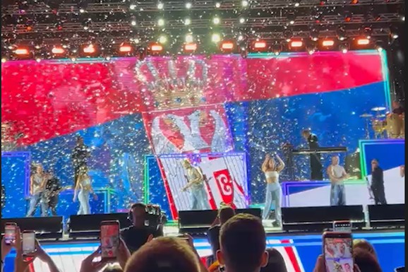(VIDEO) ZASTAVA SRBIJE NA KONCERTU RIKIJA MARTINA Svetska zvezda se obratila publici: "Energija, igra, osmeh, hvala vam"