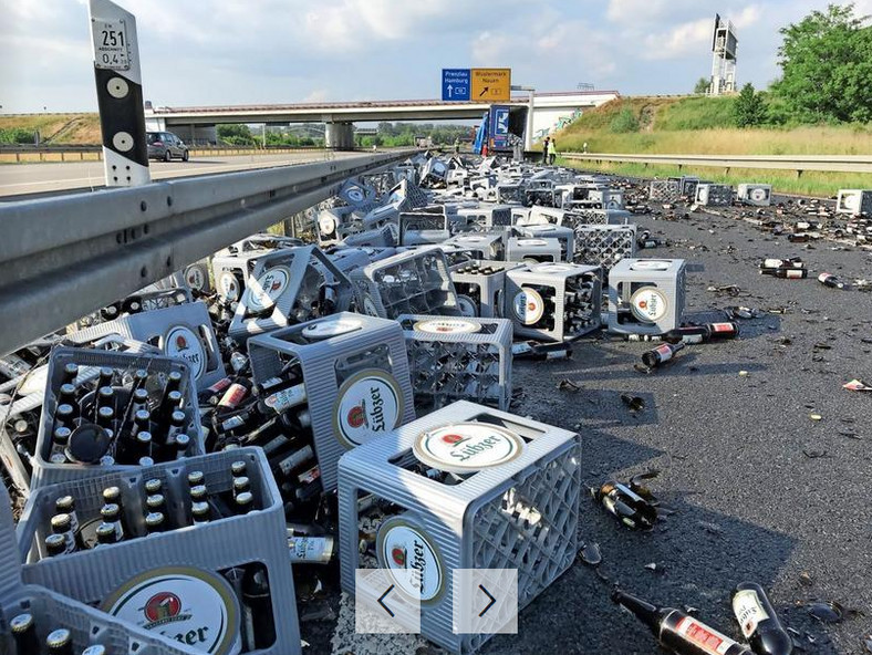 Skrzynki z piwem na autostradzie