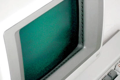 Ekran dotykowy w roku 1983: HP 150 firmy Hewlett-Packard miał fotokomórki wokół monitora i dzięki temu rozpoznawał miejsce dotknięcia palcem ekranu.
