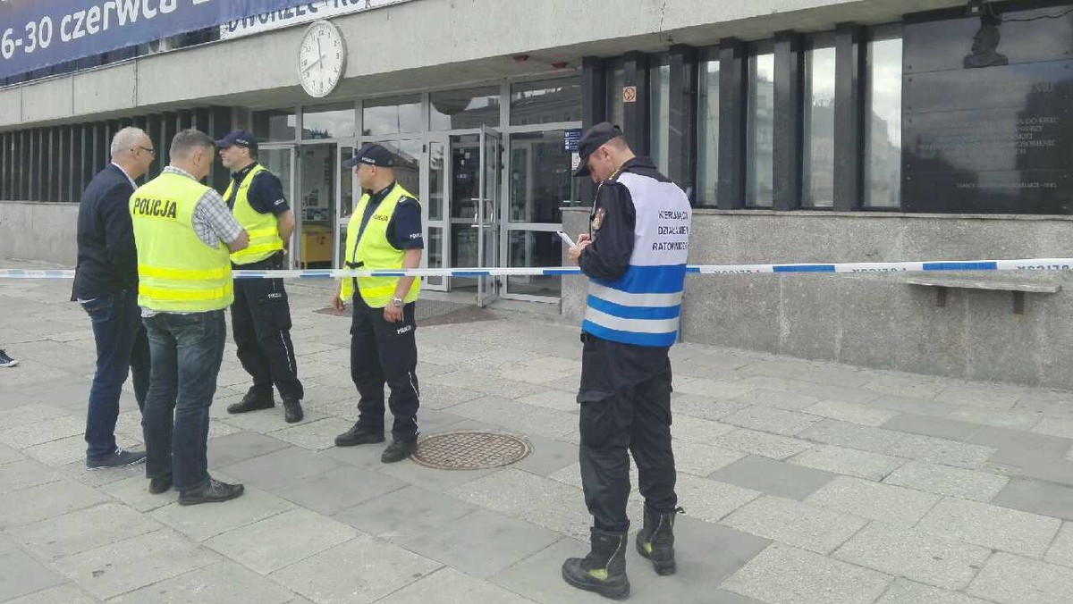 Dziś rano policja ewakuowała pasażerów z kieleckiego dworca PKP. W hali dworcowej znaleziono pozostawioną torbę. Po dwóch godzinach okazało się, że alarm był fałszywy.