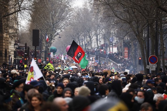 Fala protestów przetacza się przez Francję. Gwałtowne starcia z policją