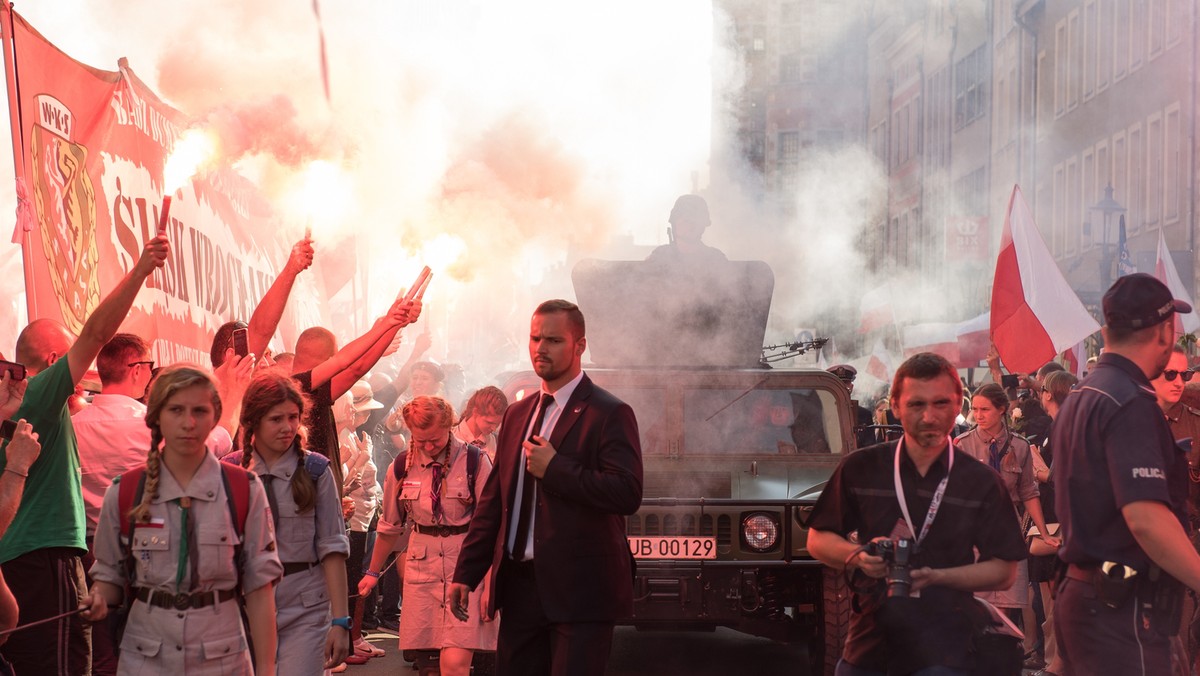 – Gdyby nie policja, wczoraj w Gdańsku doszłoby do linczu – mówi w rozmowie z Onetem Radomir Szumełda, prezes pomorskiego KOD, nawiązując do wczorajszego incydentu w trakcie uroczystości pogrzebowych "Inki" i "Zagończyka". – Faszyzujące organizacje, takie jak ONR czy Młodzież Wszechpolska, zawłaszczają patriotyzm – dodaje i zapowiada już konkretne kroki prawne. Tymczasem druga strona sporu uważa, że całe zajście było prowokacją ze strony Komitetu Obrony Demokracji.