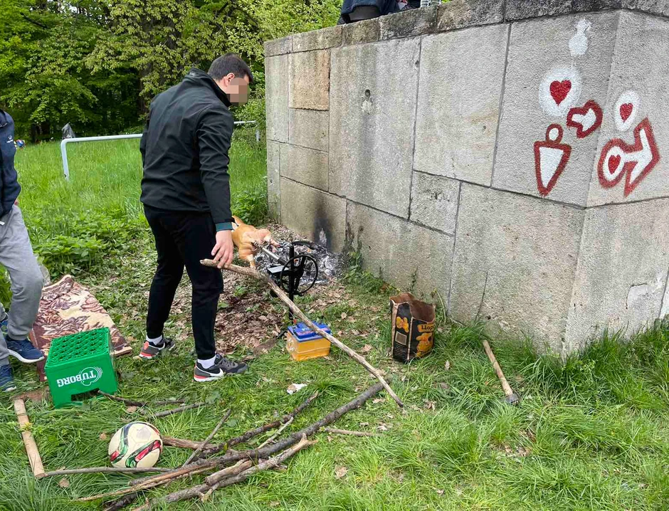 Ljudi pomažu da se skloni ražanj