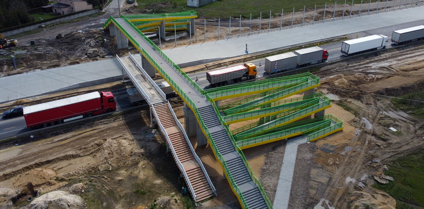 Kładka gigant nad autostradą A1 w Woli Krzysztoporskiej. Łączy Wygodę z... absurdem. GDDKiA w Łodzi: - Inaczej się nie dało