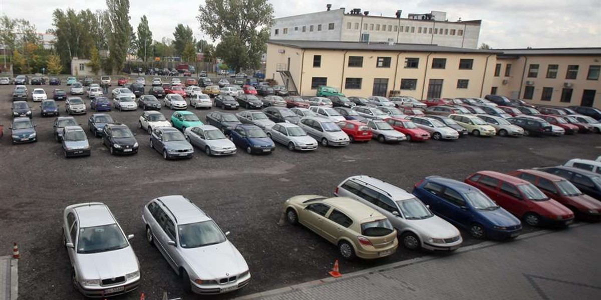 NFZ buduje sobie drogę na parking