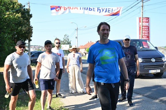 "PEŠAČIM ZA SVOJU PORODICU I SVOJE SELO" Gradonačelnik Kragujevca peške ide ka Beogradu: "Baš zato želim da pružim podršku Vučiću"
