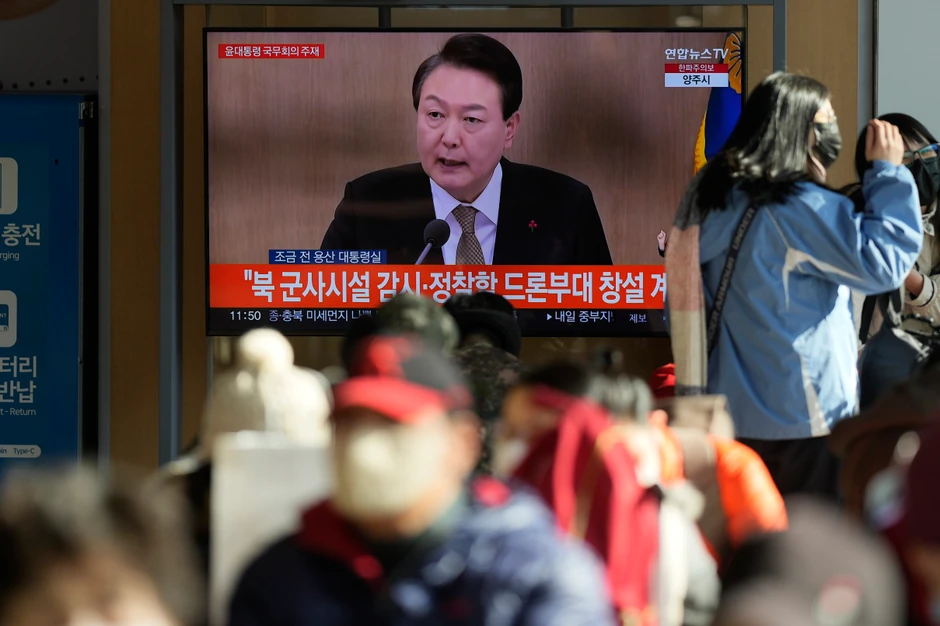 Jun Suk Jeol na TV ekranu Železničke stanice u Seulu