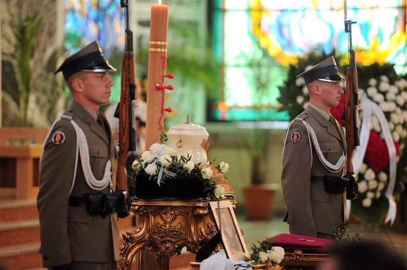 Ostatnia droga Małgorzaty Dydek. Pogrzeb Małgorzaty Dydek w Ząbkach. Urna z prochami Małgorzaty Dydek