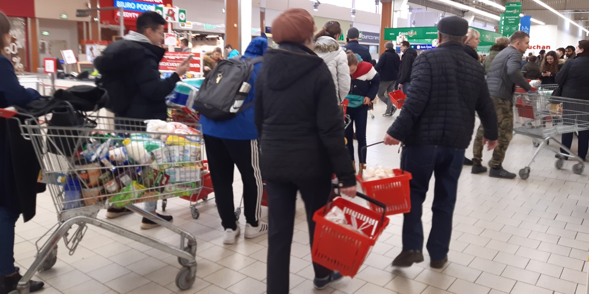 Gorący przedświąteczny okres to dla sieci handlowych dobry zarobek, ale też spore wyzwanie.