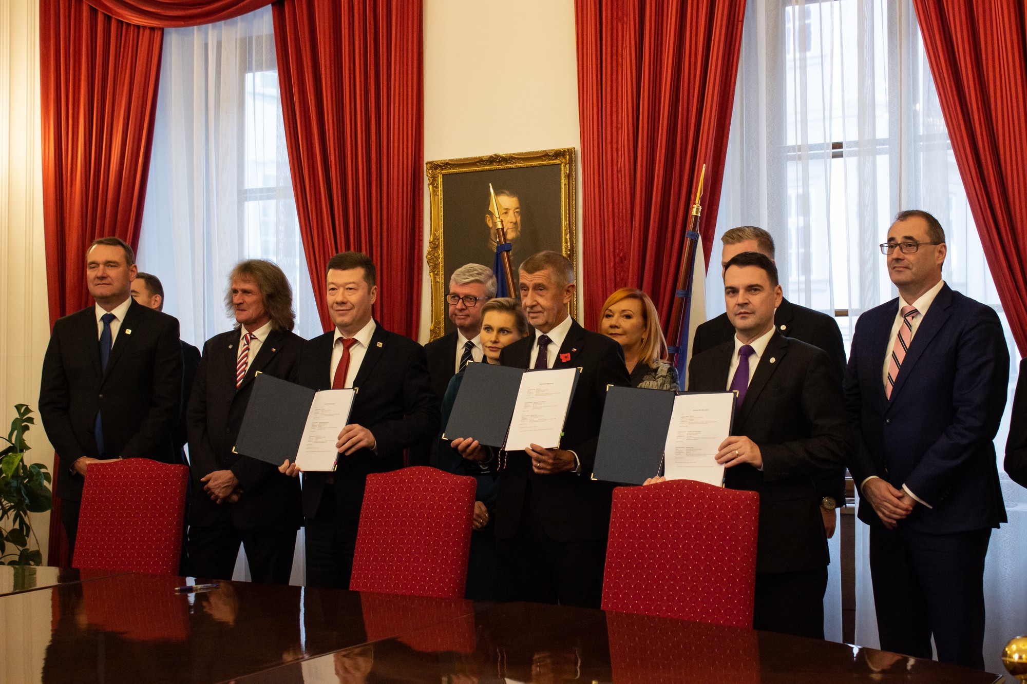 V popredí zľava predseda hnutia SPD Tomio Okamura, predseda hnutia ANO Andrej Babiš a predseda strany Motoristi sebe Petr Macinka pózujú po podpise koaličnej zmluvy.