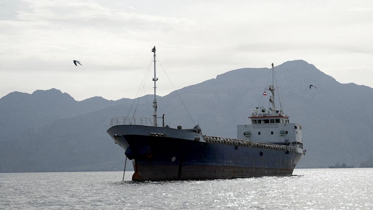 Brod zaglavljen u Ormuskom moreuzu, blizu obale Omana | Foto: Reuters