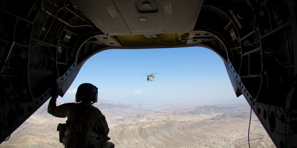 Żołnierz ze 101. pułku powietrznego Stanów Zjednoczonych podczas misji zaopatrzeniowej w Dżalalabadzie. Afganistan 2018 r.