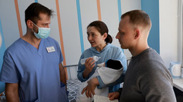 Dr Dmytro rozmawia z rodzicami swojego pacjenta w szpitalu we Lwowie