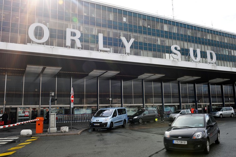 Port lotniczy Paris-Orly jest lostniskiem najbliżej zlokalizowanym względem centrum Paryża. Pomimo tej niewątpliwej zalety jest ono przestarzałe, zaś oferowane usługi są na niskim poziomie. Darmowe Wi-Fi działa bardzo wolno i tylko przez 15 minut. Niejakim pocieszeniem może być stosunkowo tani supermarket na terenie obiektu. Na zdj. Lotnisko Paris Orly