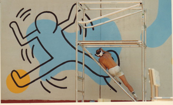 Keith Haring podczas pracy nad muralem 